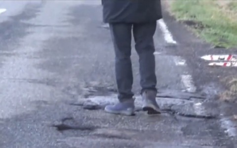 Pericoli e danni alle auto per le buche sulle strade