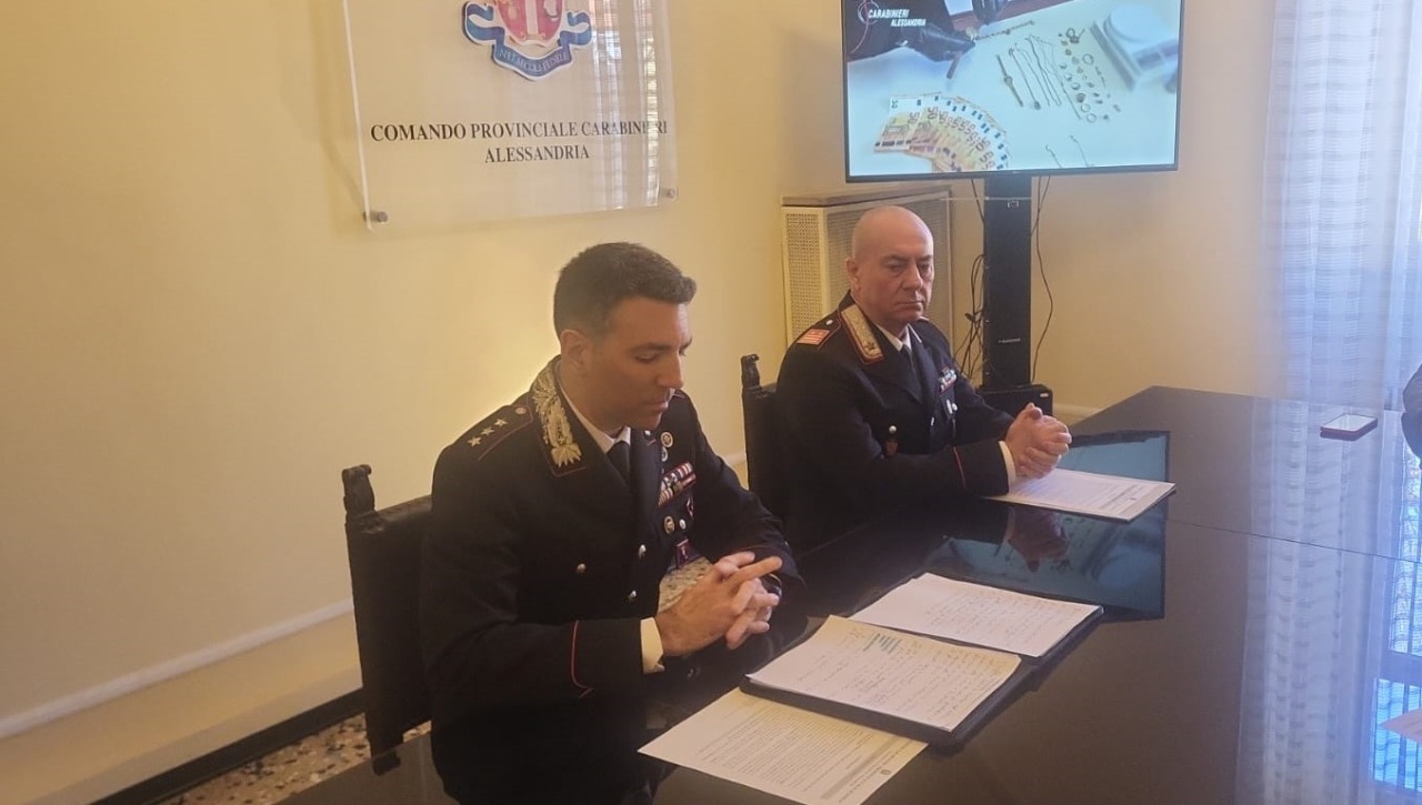 Truffa ad un’anziana a Camino: i carabinieri individuano i banditi e recuperano la refurtiva