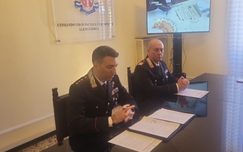 Truffa ad un’anziana a Camino: i carabinieri individuano i banditi e recuperano la refurtiva