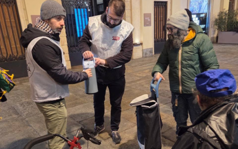I volontari distribuiscono coperte, tè caldo e brioche ai senzatetto di Torino