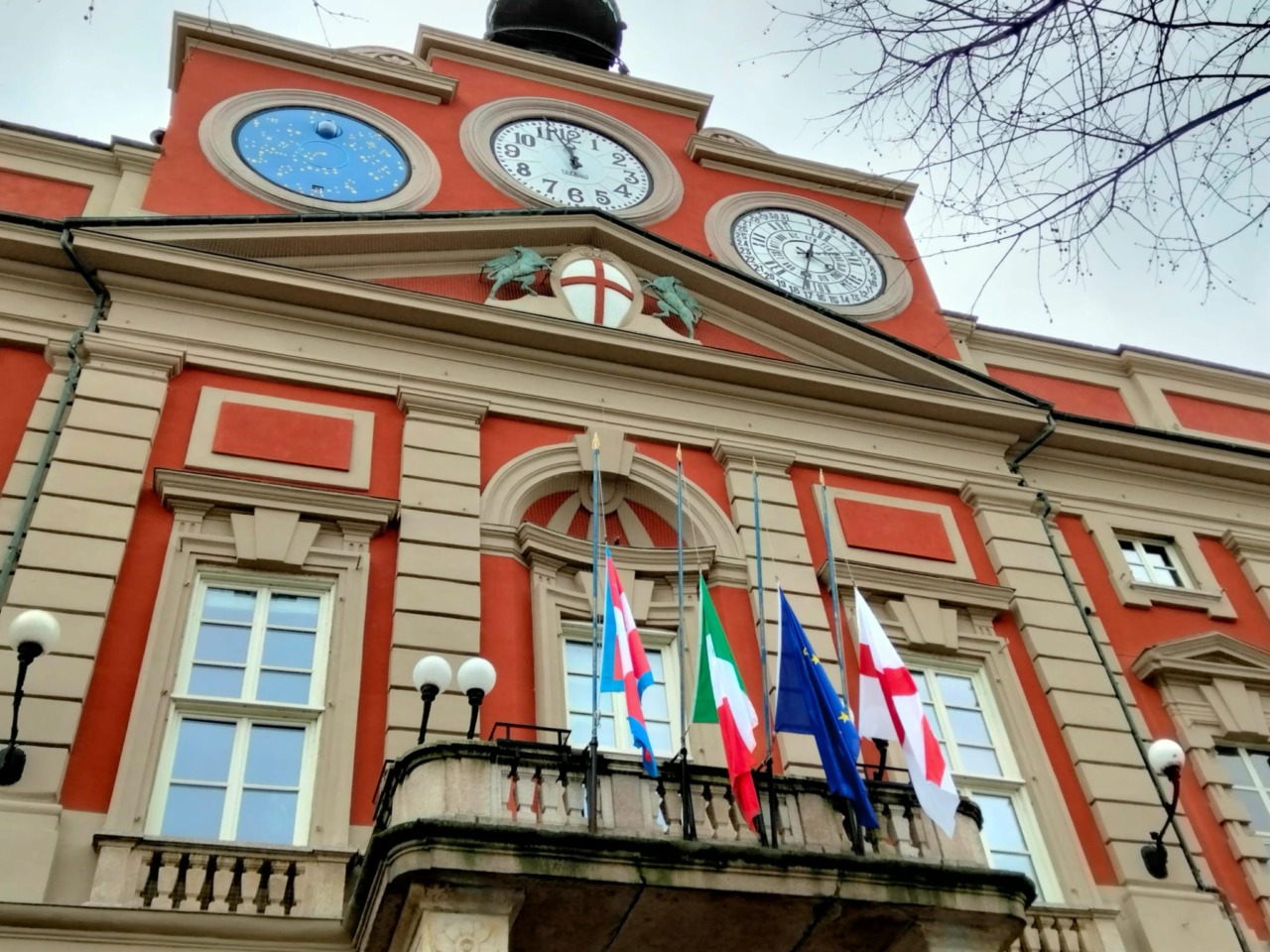 Ad Alessandria bandiere a mezz’asta per ricordare le vittime del Covid