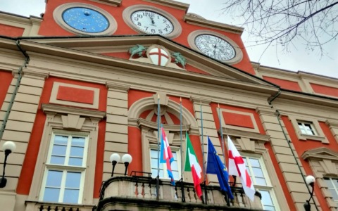 Ad Alessandria bandiere a mezz’asta per ricordare le vittime del Covid