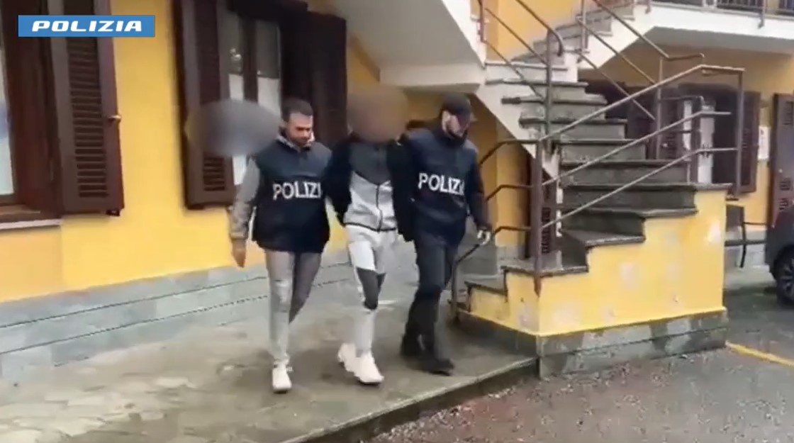 Rapinavano i passanti con coltelli e spray urticante: arrestati a Torino quattro egiziani