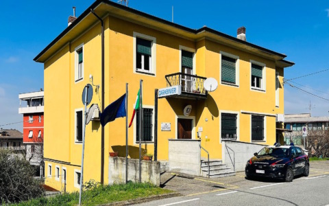 Rubano carta di credito in un parcheggio di un supermercato: denunciati dai Carabinieri