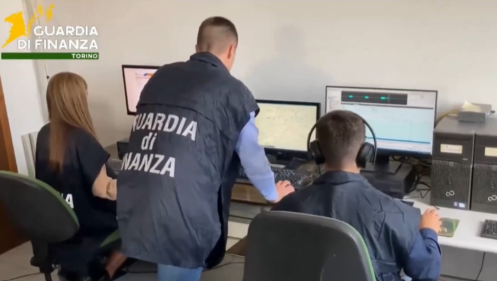 Patrimonio elevato ma redditi dichiarati minimi. La Guardia di Finanza gli confisca mezzo milione di euro