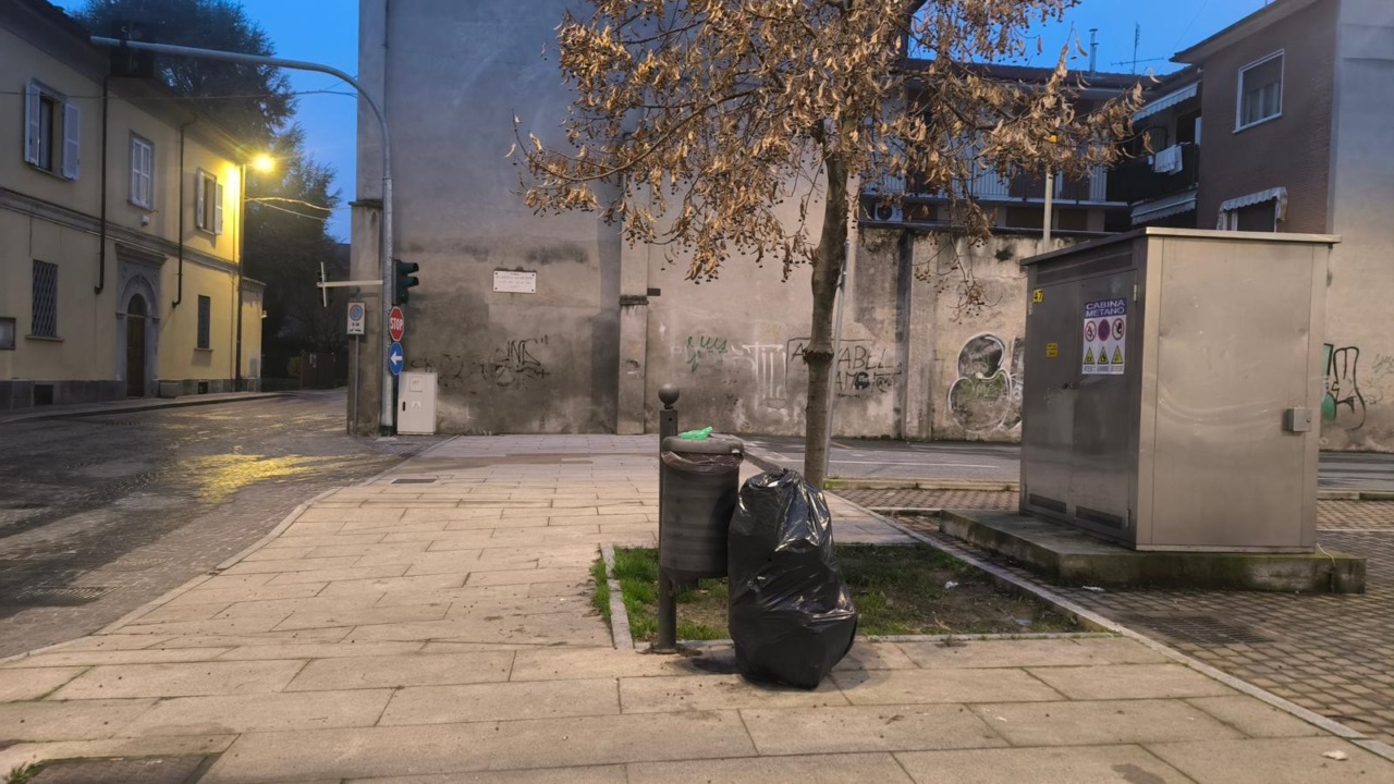 Casale: identificato e multato l’uomo che ha abbandonato rifiuti in piazza Don Palena