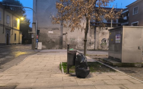 Casale: identificato e multato l’uomo che ha abbandonato rifiuti in piazza Don Palena
