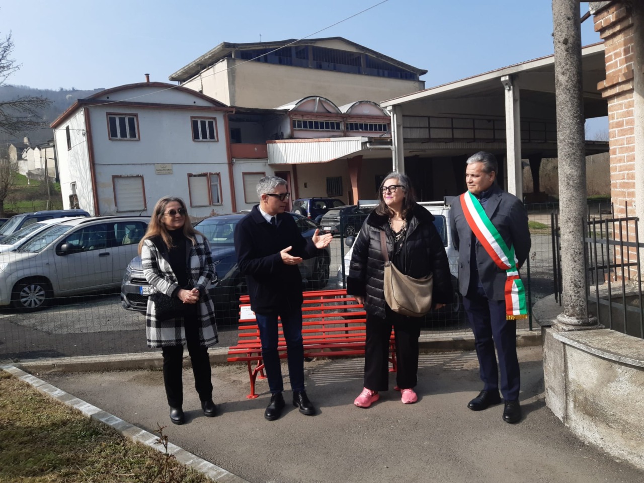 Realizzata dal volontariato la panchina rossa inaugurata a Prasco nell’Acquese