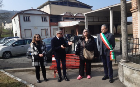 Realizzata dal volontariato la panchina rossa inaugurata a Prasco nell’Acquese