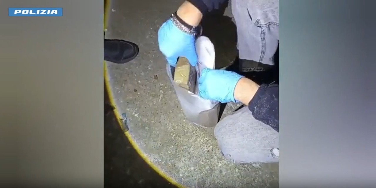 Un arsenale e 12 chili di droga in un’abitazione a Torino: arrestato 49enne