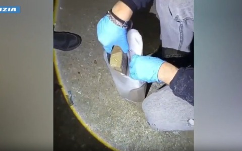 Un arsenale e 12 chili di droga in un’abitazione a Torino: arrestato 49enne