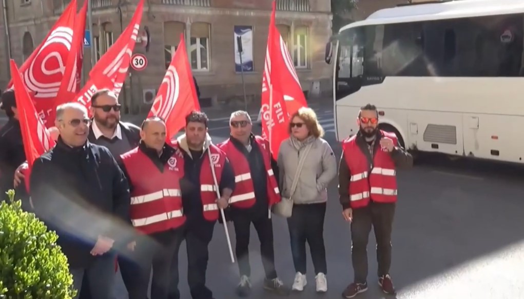 I dipendenti di Trotta Bus di nuovo senza stipendio: mobilitazione, questa mattina, ad Ovada