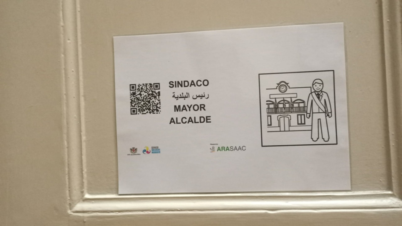 Nuovi cartelli davanti agli uffici comunali di Alessandria per disabili e stranieri