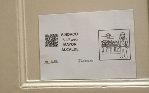 Nuovi cartelli davanti agli uffici comunali di Alessandria per disabili e stranieri