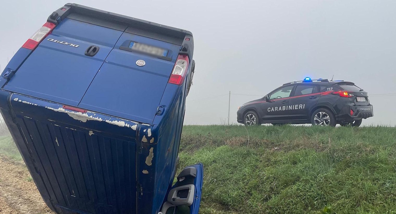 Furgone ribaltato in un campo a San Salvatore Monferrato: scomparso il conducente