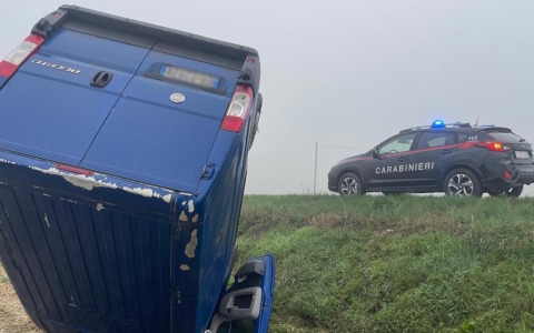 Furgone ribaltato in un campo a San Salvatore Monferrato: scomparso il conducente