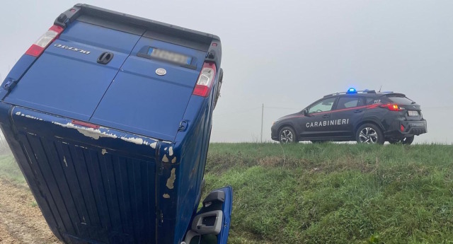 Furgone ribaltato in un campo a San Salvatore Monferrato: scomparso il conducente
