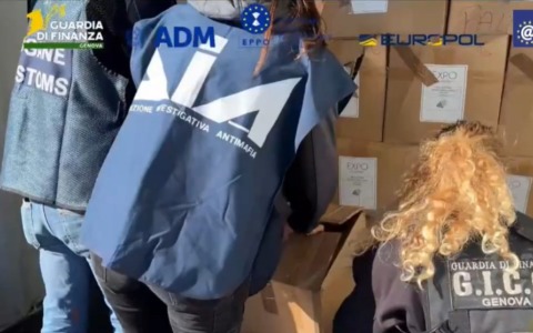 Traffico internazionale di sigarette, la base logistica era nell’Alessandrino