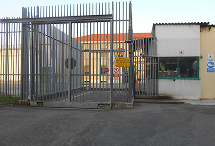 Incendio in carcere a Novara, agenti evitano il peggio: diversi feriti tra la Polizia Penitenziaria