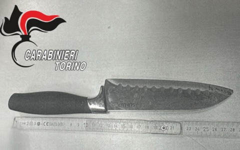 Torino: ferisce al collo una passante con un coltello da cucina, arrestato