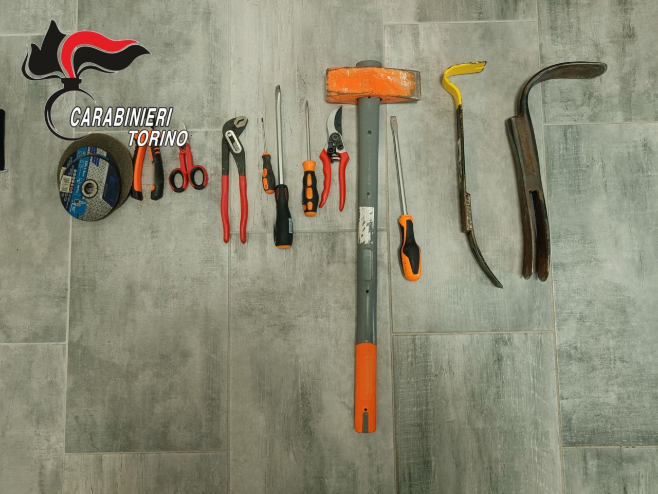 Finti lampeggianti sull’auto per commettere furti: tre arresti nel Torinese