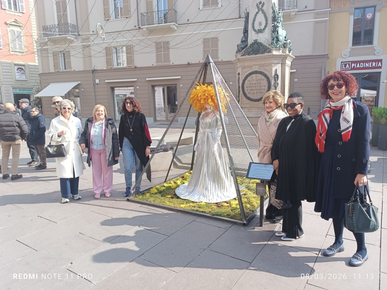 Alessandria, presentata l’installazione artistica “Femminilità resistente: gabbia e fiori”