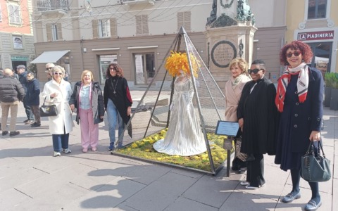 Alessandria, presentata l’installazione artistica “Femminilità resistente: gabbia e fiori”