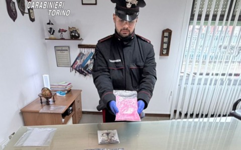 In ospedale con francobolli di Lsd e anfetamina: arrestato 31enne a Settimo Torinese