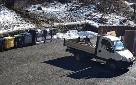 Sorpreso a saccheggiare l’isola ecologica: denunciato pensionato nelle Valli di Lanzo
