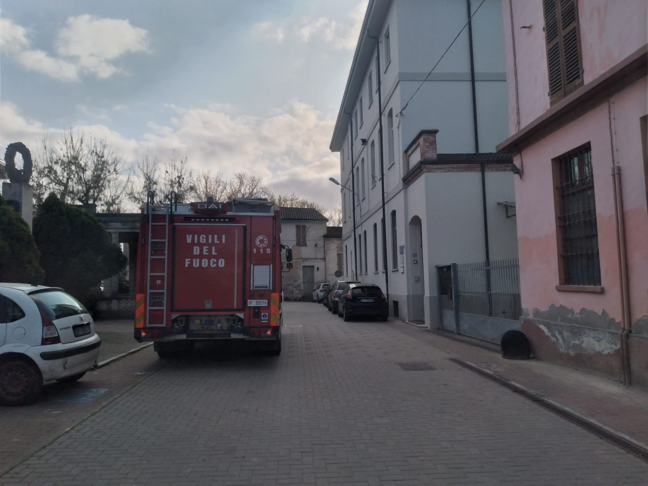 Tettoia pericolante nei pressi della scuola a Valle San Bartolomeo: intervento dei Vigili del Fuoco