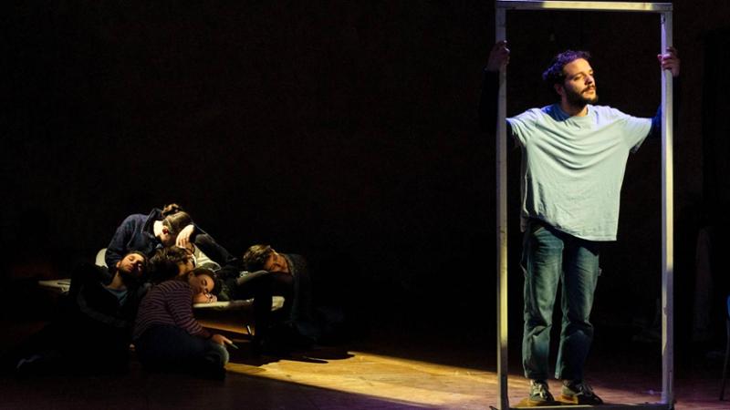 Al Teatro Sociale di Valenza arriva “Moriremo domani”: in scena l’energia del Collettivo Senzanumerocivico