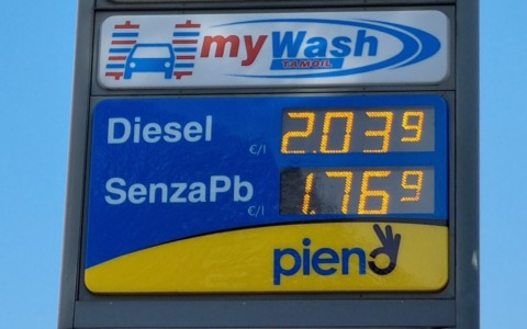 Carburanti alle stelle anche ad Alessandria, Federconsumatori: “Rincari prezzi ingiustificati”