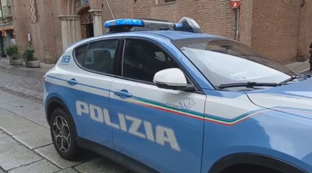 Entra nella chiesa del Carmine ad Alessandria e dà in escandescenza