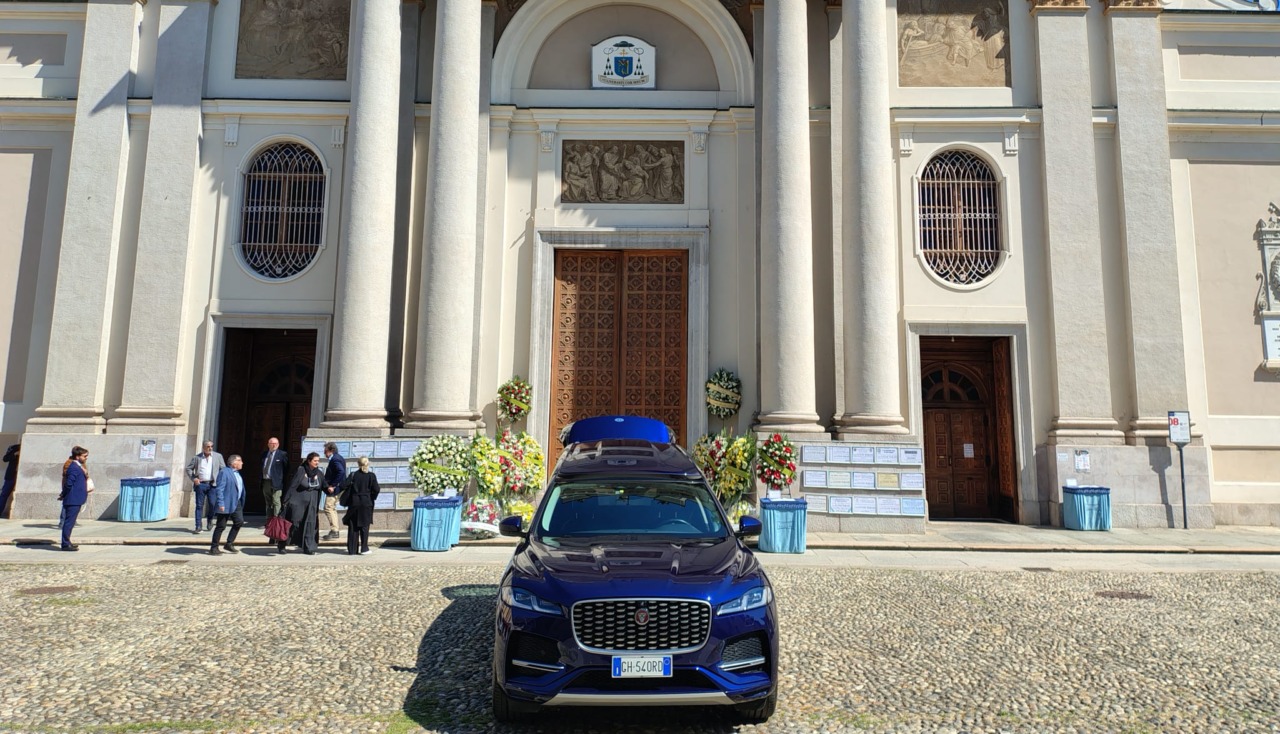 Alessandria si ferma per celebrare i funerali di Luciano Mariano