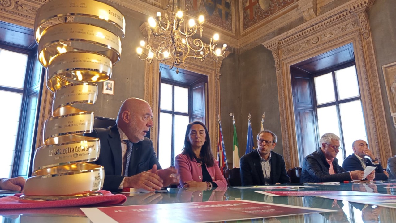 Alessandria attende il Giro d’Italia con una serie di eventi. Arrivato in città il Trofeo Senza Fine