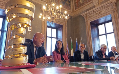 Alessandria attende il Giro d’Italia con una serie di eventi. Arrivato in città il Trofeo Senza Fine