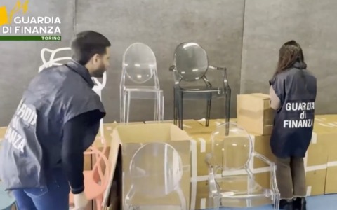 La Guardia di Finanza di Torino scopre un giro di falsi mobili di design italiano