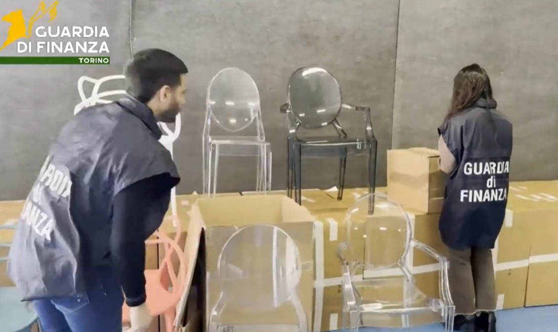 La Guardia di Finanza di Torino scopre un giro di falsi mobili di design italiano