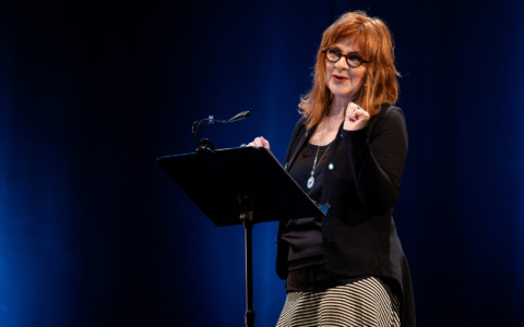 Marina Massironi chiude la stagione del Teatro Sociale di Valenza con “Ma che razza di Otello?”