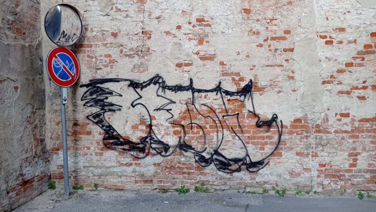 Imbratta il muro dell’ex Caserma Baronino a Casale Monferrato: denunciato un ventiduenne