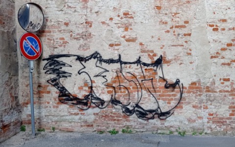 Imbratta il muro dell’ex Caserma Baronino a Casale Monferrato: denunciato un ventiduenne