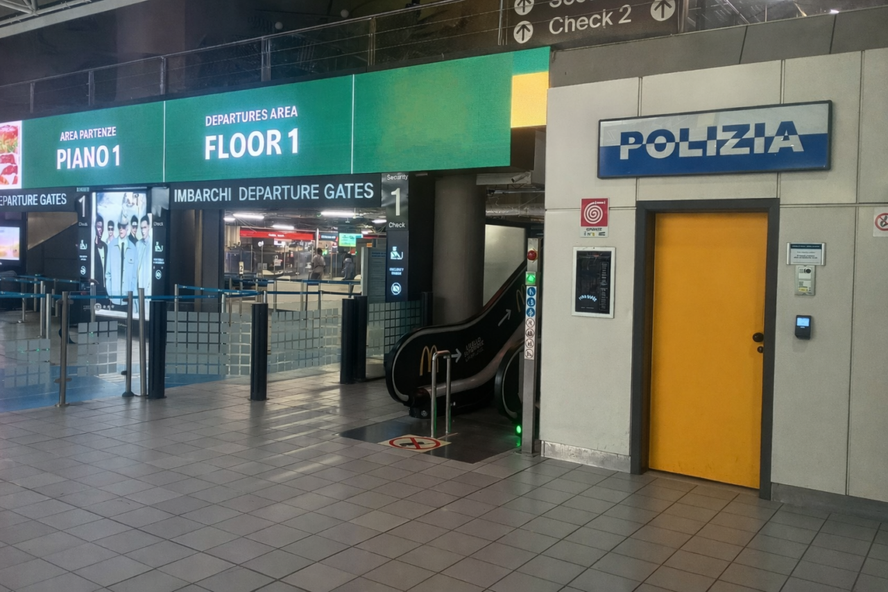 Smarrisce 2000 euro in aeroporto: la Polizia li ritrova e li restituisce