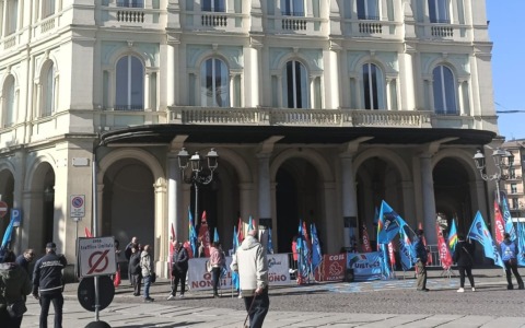Terme di Acqui chiuse: sindacati, albergatori e forze politiche in piazza