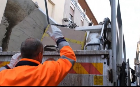 Rifiuti: Alessandria maglia nera per la differenziata, lancia la campagna “Perchè noi no?”