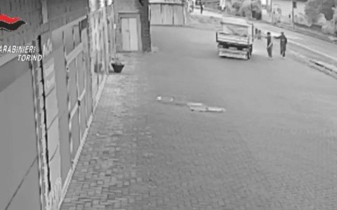 Spaccata in uno showroom a Bollengo, arrestati due giovani di 20 e 17 anni