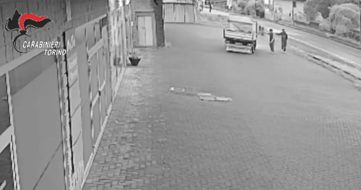 Spaccata in uno showroom a Bollengo, arrestati due giovani di 20 e 17 anni