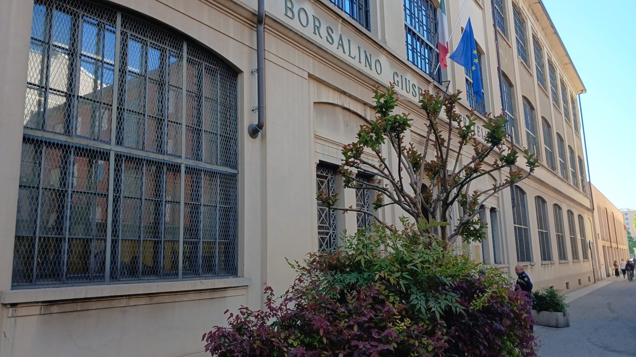 Tragedia nel cortile dell’Università di Alessandria: donna precipita dall’ultimo piano e muore