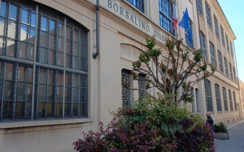 Tragedia nel cortile dell’Università di Alessandria: donna precipita dall’ultimo piano e muore