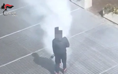 Rivoli: imbrattano e danneggiano con gli estintori il parcheggio sotterraneo, denunciati 3 minorenni