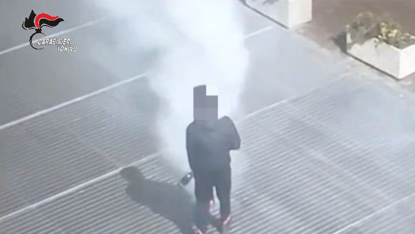 Rivoli: imbrattano e danneggiano con gli estintori il parcheggio sotterraneo, denunciati 3 minorenni